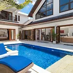 Kashantre Villa, Spacious 4 Bedroom Near Legian Beach