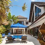 Kashantre Villa, Spacious 4 Bedroom Near Legian Beach