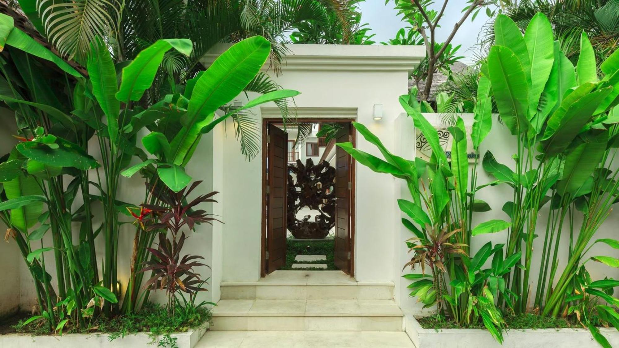 Kashantre Villa, Spacious 4 Bedroom Near Legian Villa