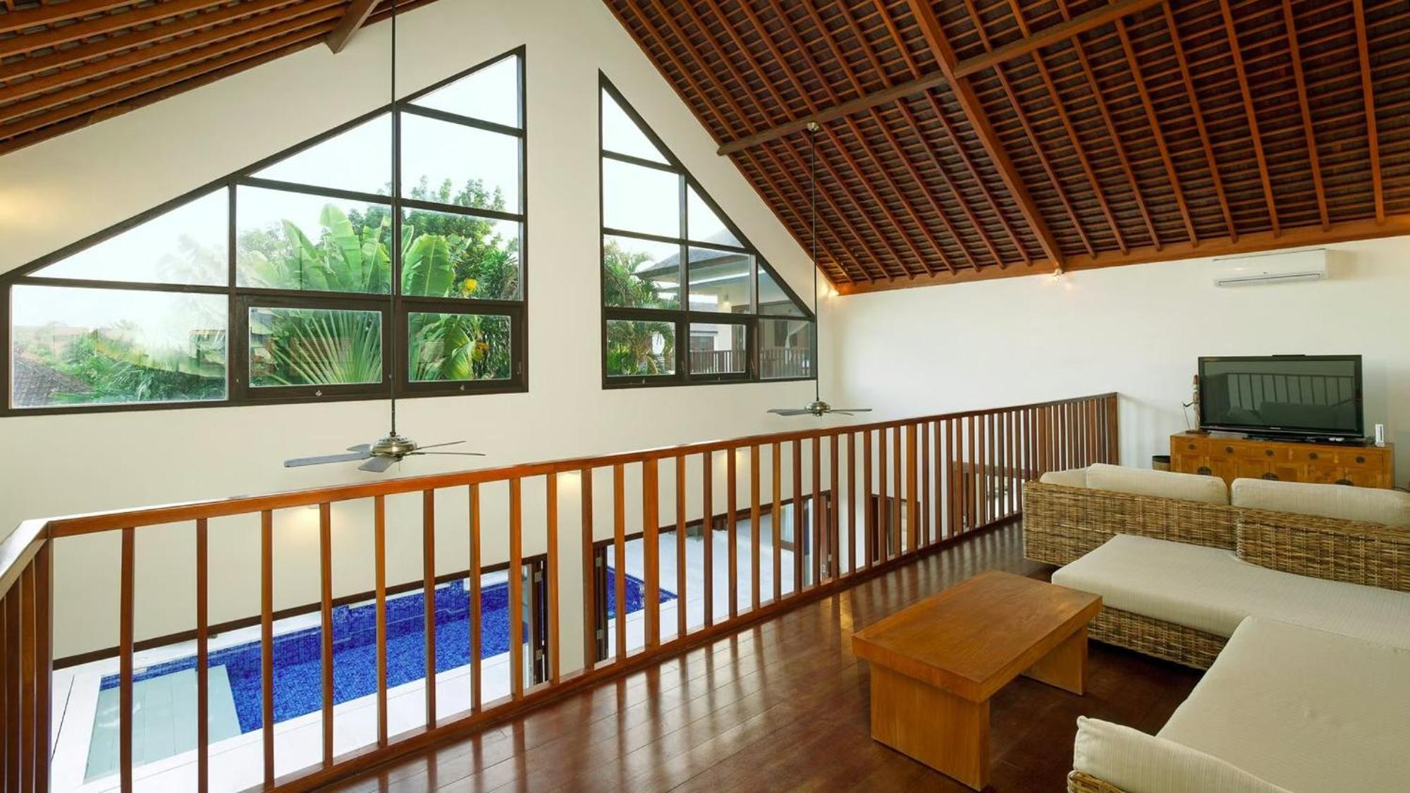 Kashantre Villa, Spacious 4 Bedroom Near Legian Villa *
