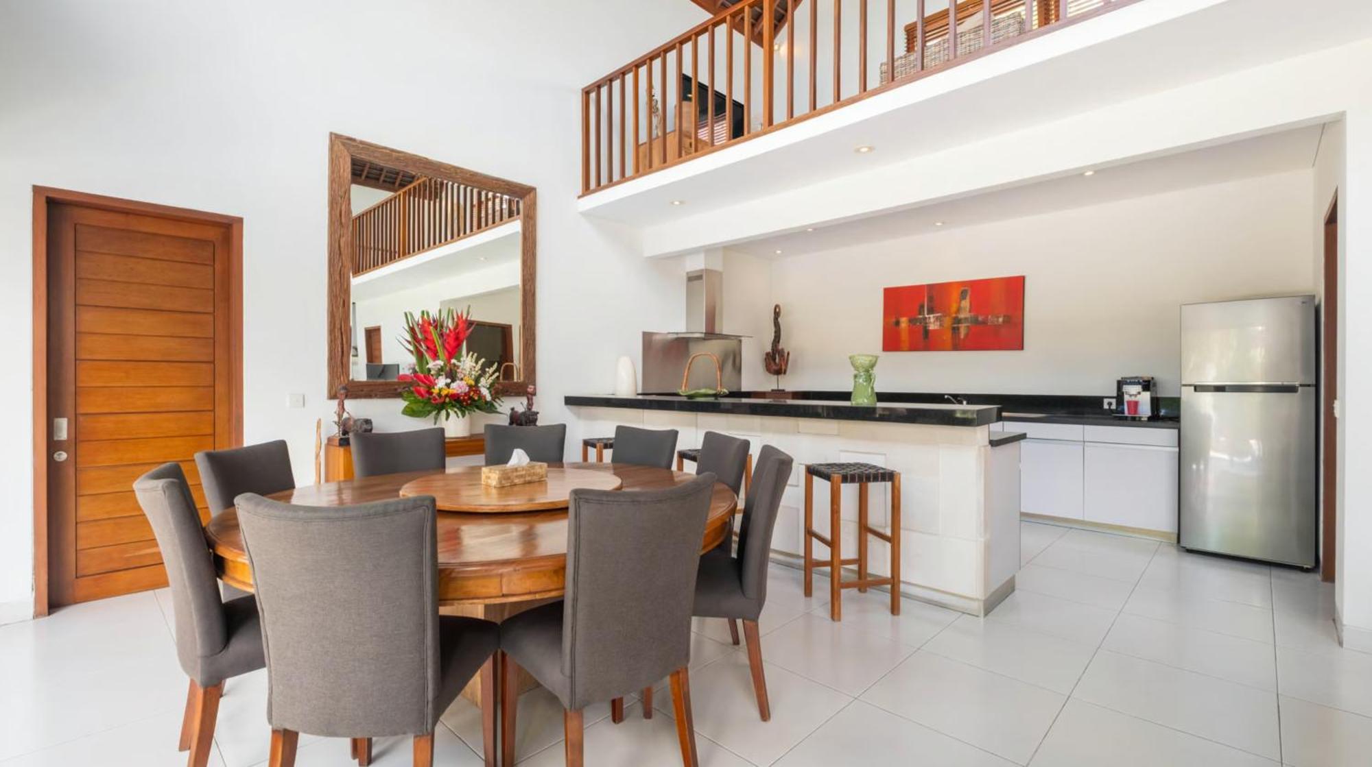 Kashantre Villa, Spacious 4 Bedroom Near Legian Villa
