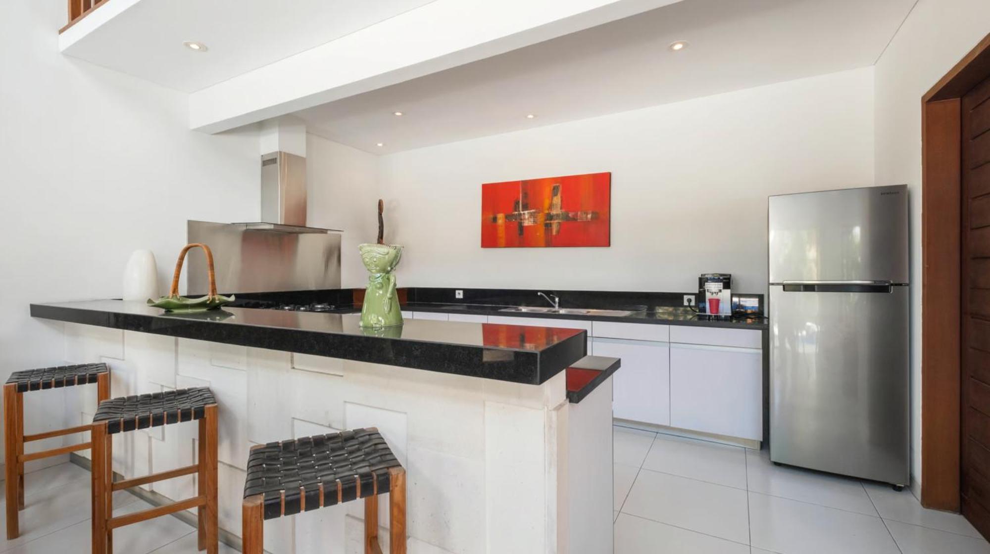 Kashantre Villa, Spacious 4 Bedroom Near Legian Villa