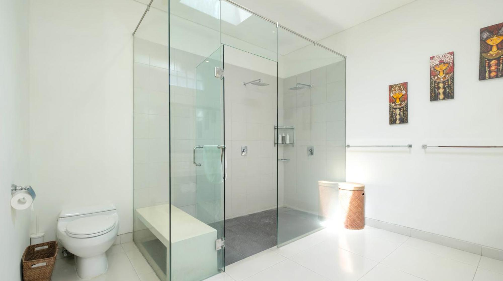 Kashantre Villa, Spacious 4 Bedroom Near Legian Villa *